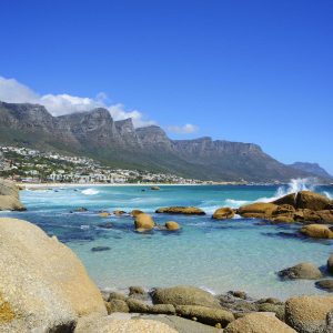 Vista panorâmica dos subúrbios da Cidade do Cabo, Camps Bay, na costa Atlântica com a montanha dos Doze Apóstolos ao fundo.