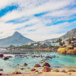 Praia da Cidade do Cabo, com a Montanha Cabeça de Leão ao fundo.